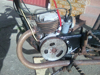 čz 98. Motor se točí. Nádrž nevyrezlá. - 2