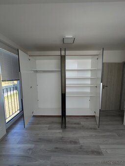 ŠATNÍ SKŘÍŇ (PERFEKTNÍ STAV) - 2