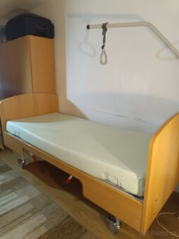 Ručně nastavitelná postel a výškově nastavitelný stolek - 2