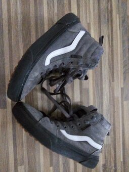 Prodám zimní kožené boty Vans vel. 33 - 2