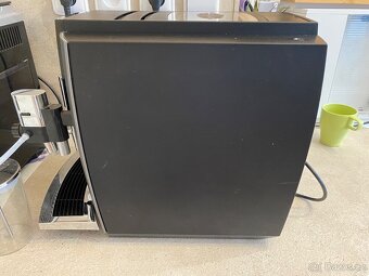 Kávovar Jura E8 - 2 ks - bílý a černý - 2