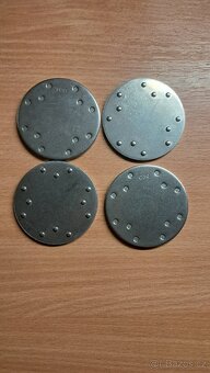 Čtyři kruhové kovové disky - 2