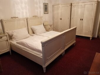 Soubor starožitného nábytku z konce 19. stol. - 2