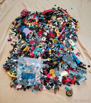 Originální LEGO mix 9 kg + součástí 3 x Marvel stavebnice
- 2