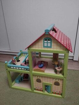 dřevěný domeček pro panenky - 2