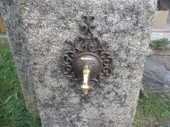 stará kamenná kašna s tekoucí vodou koryto kaménka - 2