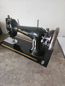 Starý šicí stroj - 2