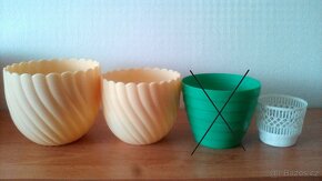 Retro obaly na květináče - plast, keramika+ bambus. polička - 2