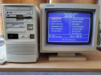 Historické PC Pentium 90.léta v bedně od 486 + Samsung CRT - 2