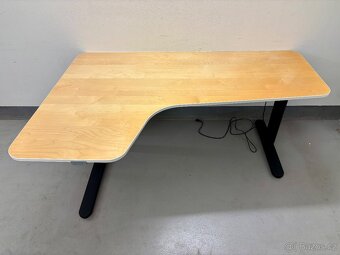 Rohový elektrický zvedací stůl Ikea Bekant - TOP STAV - 2