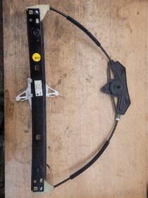 Stahovací mechanismus zadni pravý 5E0839462 skoda Octavia 3 - 2