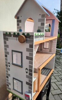 Domeček pro panenky, nábytek a postavičky - 2