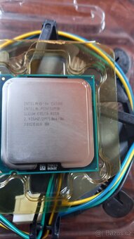 Chladič procesoru INTEL E33681-001 + procesor - 2
