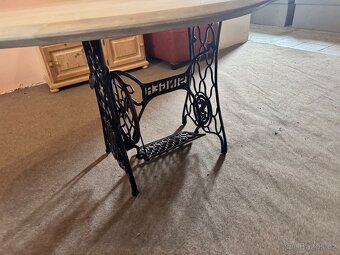 Krásný designový jídelní stůl z exotického dreva - noha kov - 2