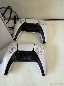 PS5 a dva ovladače 7000 kč - 2