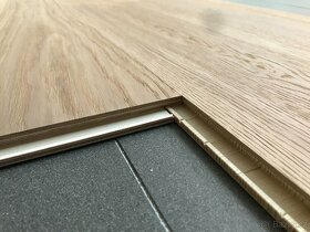 Třívrstvá dřevěná dubová podlaha olej OSMO odstínu Porcelain - 2