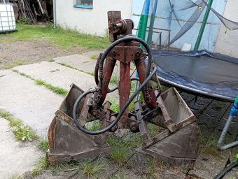 Drapák z traktorbagru Bělorus - 2