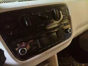 Volkswagen UP 1.0 MPI najeto pouze 20 000 - 2