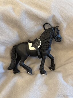 Schleich kůň s postrojem - 2