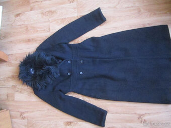 Černý kabát s kožešinou na límci, vel. M/L, délka 115 cm - 2