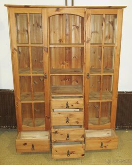 Borovicová vitrína - celomasiv - Výborný stav - 2