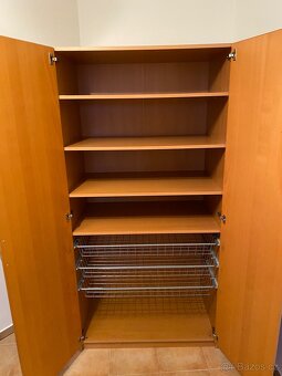 Velká šatní skříň Ikea s policemi a šuplíky - 2