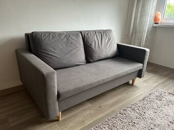 Menší rozkládací šedý gauč - 2