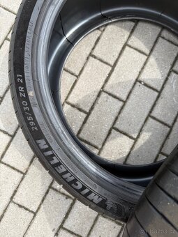 295/30R21 - 2