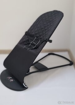 Použitá lehátka Babybjörn, potahy a hračky - 2
