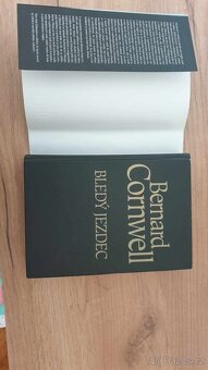 Bernard Cornwell - Bledý jezdec - 2