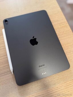 Jako nový Apple iPad Air (2022) 64 GB - 2