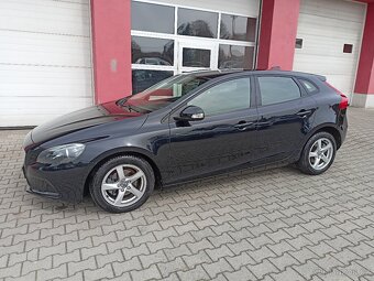 VOLVO V40 D2 ,kůže, navi, pěkně zachovalé auto - 2