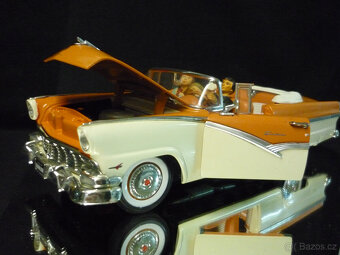 Ford Sunliner 1956 ERTL 1/18 včetně figurek - 2