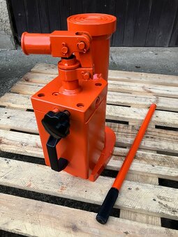 Hydraulický zvedák s patkou 5-10 tun - 2