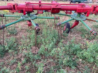 Tažený obraceč sena. - 2