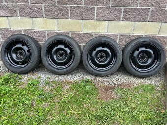 Zimní pneu 215/55/R16/97H včetně disku + poklice - 2