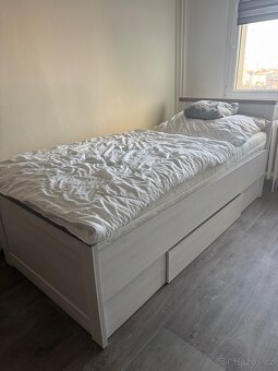 Postel se stolem - 2