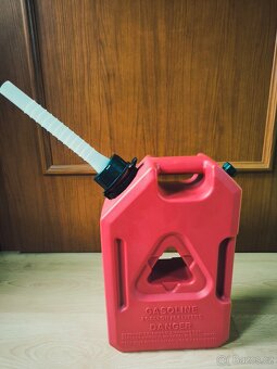 Plastový kanystr 3,8L - červená - 2