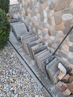 Poškozené staré dlaždice, cihly - 2