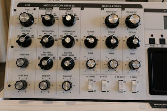 Moog Voyager - Limitovaná edice bílá + originální balení + - 2