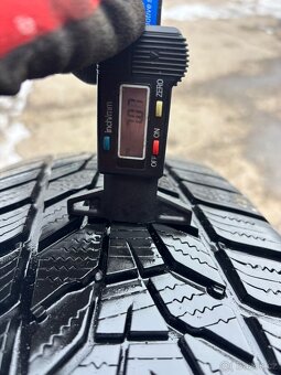 Prodám zimní pneumatiky 215/60/16. - 2