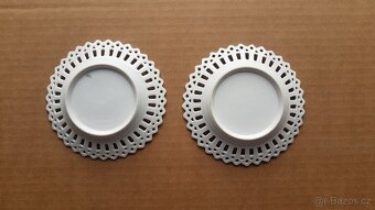 Staré 2 ks mělké porcelánové desertní talíře, - 2