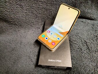 Samsung Galaxy Z Flip 6 - 2