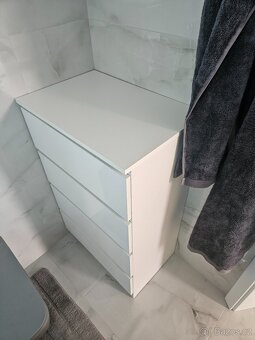 Komoda se 4 zásuvkami bílá, lesk - 2