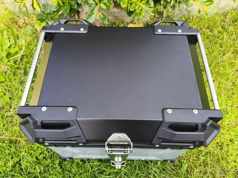 Hliníkový kufr na motorku (top case).Stříbrný.45 litrů. Nový - 2
