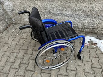 Invalidní vozík odlehčený, modrý, bez podnoží - 2