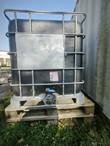 Prodám IBC nádrž 1000L černá na kovové paletě - 2
