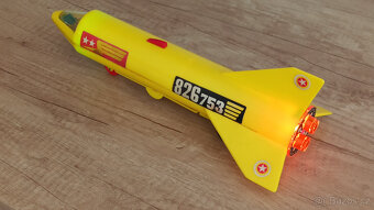 Retro raketa svítící na setrvačník - 2