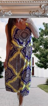 Boohoo pestré maxi šaty s vykrojenými zády - 2