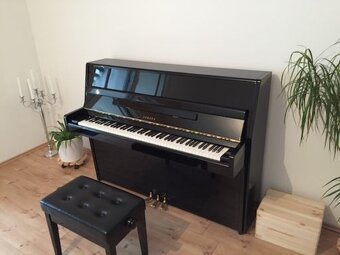 Pianino Yamaha černé lesklé leštěné dobrý stav série P2 (č. - 2
